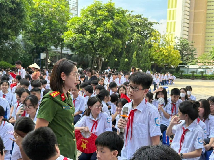 Công an phường Hà Đông đẩy mạnh tuyên truyền, phổ biến, giáo dục pháp luật cho học sinh trên địa bàn- Ảnh 1.