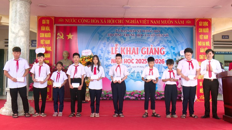Đồng chí Chủ tịch UBND xã dự Lễ khai giảng năm học 2025-2026 tại trường THCS Yên Sở- Ảnh 10.