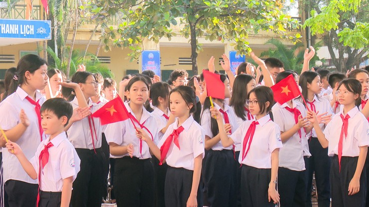 Đồng chí Chủ tịch UBND xã dự Lễ khai giảng năm học 2025-2026 tại trường THCS Yên Sở- Ảnh 4.