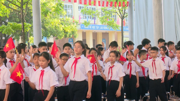 Đồng chí Chủ tịch UBND xã dự Lễ khai giảng năm học 2025-2026 tại trường THCS Yên Sở- Ảnh 5.