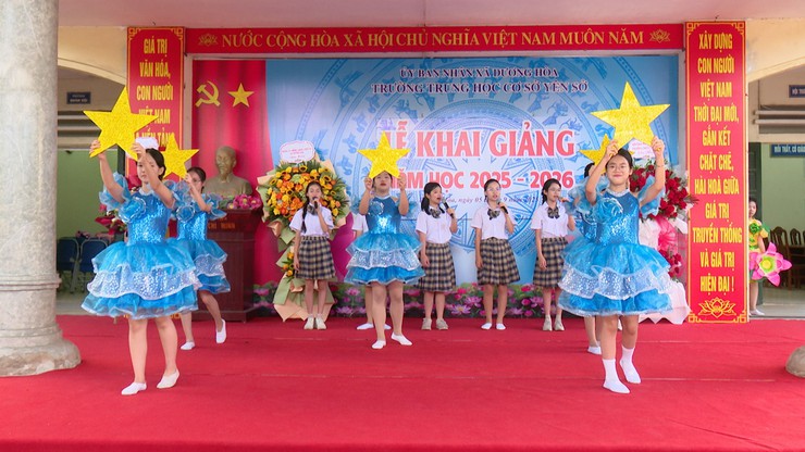 Đồng chí Chủ tịch UBND xã dự Lễ khai giảng năm học 2025-2026 tại trường THCS Yên Sở- Ảnh 7.