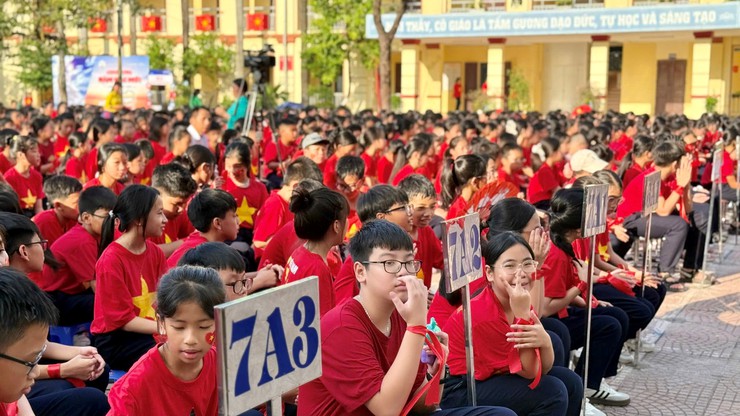 Cô trò trường THCS Dương Liễu hân hoan chào đón năm học mới 2025-2026 - Ảnh 2.