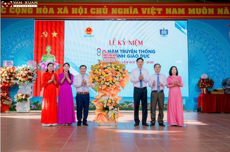 Đồng chí Bí thư Đảng uỷ xã dự Lễ Kỷ niệm 80 năm thành lập Bộ Giáo dục và Đào tạo và khai giảng năm học mới 2025-2026 tại Trường THPT Vạn Xuân- Ảnh 1.