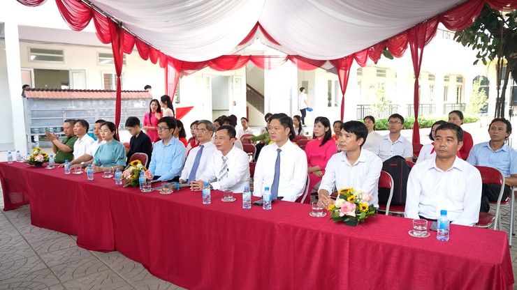 Đồng chí Bí thư Đảng uỷ xã dự Lễ Kỷ niệm 80 năm thành lập Bộ Giáo dục và Đào tạo và khai giảng năm học mới 2025-2026 tại Trường THPT Vạn Xuân- Ảnh 2.