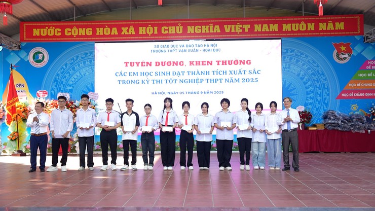 Đồng chí Bí thư Đảng uỷ xã dự Lễ Kỷ niệm 80 năm thành lập Bộ Giáo dục và Đào tạo và khai giảng năm học mới 2025-2026 tại Trường THPT Vạn Xuân- Ảnh 5.