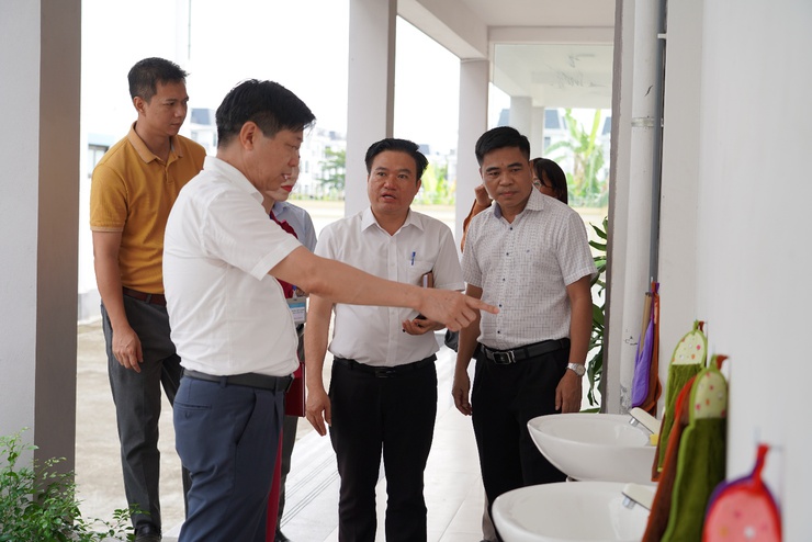 Đồng chí Phó Chủ tịch UBND xã Phạm Anh Tuấn chủ trì đoàn Đoàn kiểm tra công tác triển khai ăn bán trú tại các Trường Tiểu học trong địa bàn xã- Ảnh 3.