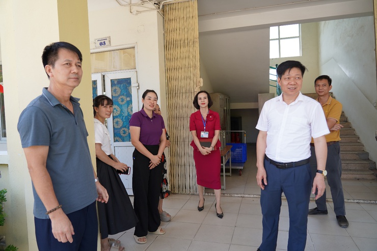 Đồng chí Phó Chủ tịch UBND xã Phạm Anh Tuấn chủ trì đoàn Đoàn kiểm tra công tác triển khai ăn bán trú tại các Trường Tiểu học trong địa bàn xã- Ảnh 7.