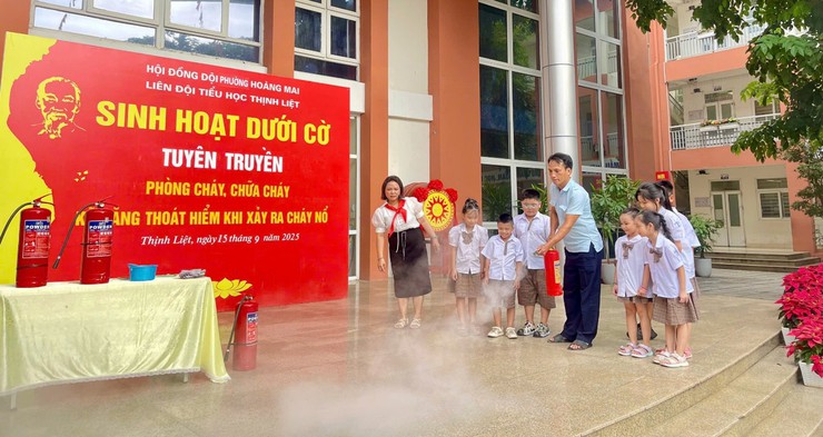 BUỔI SINH HOẠT DƯỚI CỜ CỦA LIÊN ĐỘI TRƯỜNG TIỂU HỌC THỊNH LIỆT VỚI CHỦ ĐỀ: TUYÊN TRUYỀN PHÒNG CHÁY, CHỮA CHÁY KỸ NĂNG THOÁT HIỂM KHI XẢY RA CHÁY NỔ
- Ảnh 1.
