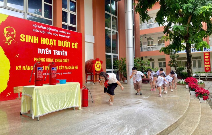 BUỔI SINH HOẠT DƯỚI CỜ CỦA LIÊN ĐỘI TRƯỜNG TIỂU HỌC THỊNH LIỆT VỚI CHỦ ĐỀ: TUYÊN TRUYỀN PHÒNG CHÁY, CHỮA CHÁY KỸ NĂNG THOÁT HIỂM KHI XẢY RA CHÁY NỔ
- Ảnh 3.