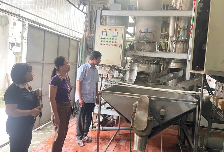 Đoàn kiểm tra liên ngành của xã xử phạt 02 cơ sở sản xuất, chế biến thực phẩm không đảm bảo công tác an toàn thực phẩm - Ảnh 1.