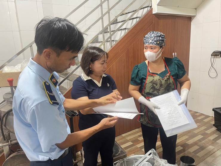 Đoàn kiểm tra liên ngành của xã xử phạt 02 cơ sở sản xuất, chế biến thực phẩm không đảm bảo công tác an toàn thực phẩm - Ảnh 2.