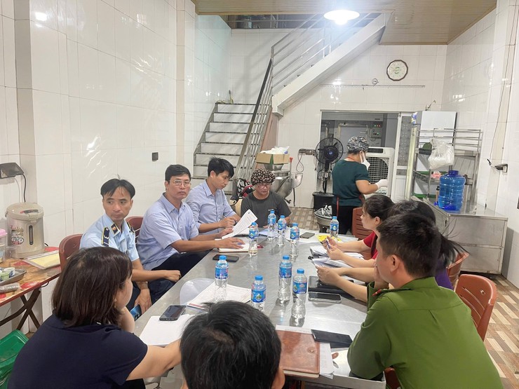 Đoàn kiểm tra liên ngành của xã xử phạt 02 cơ sở sản xuất, chế biến thực phẩm không đảm bảo công tác an toàn thực phẩm - Ảnh 3.