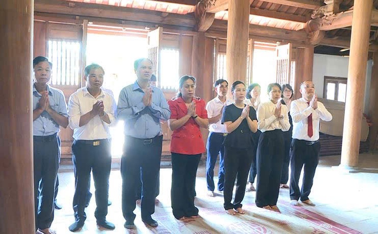 Lãnh đạo xã Phúc Thọ dâng hương tại Nghĩa trang Liệt sỹ trước thềm Đại hội Mặt trận Tổ quốc Việt Nam xã lần thứ I, nhiệm kỳ 2025 - 2030- Ảnh 2.