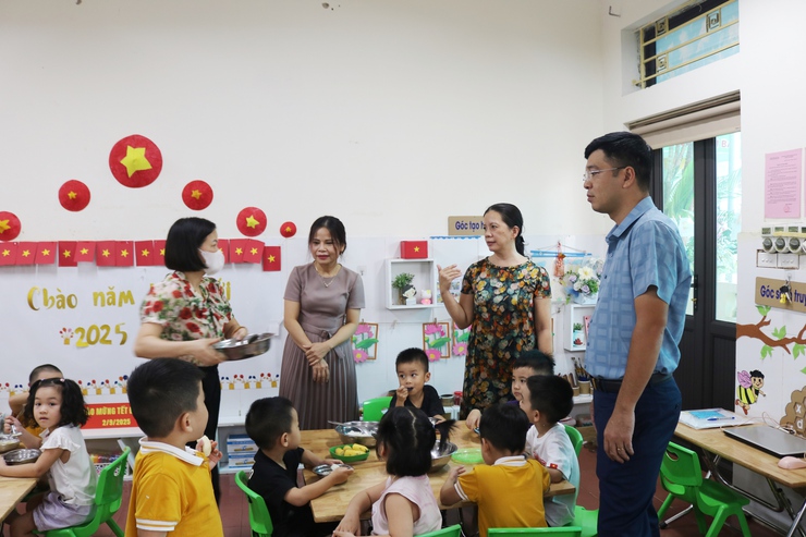 Đồng chí Phó Chủ tịch UBND xã Ngô Văn Hùng kiểm tra  đột xuất công tác tổ chức bữa ăn bán trú tại một số trường Mầm non, Tiểu học trên địa bàn xã- Ảnh 1.