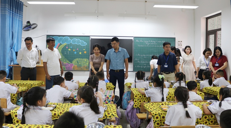 Đồng chí Phó Chủ tịch UBND xã Ngô Văn Hùng kiểm tra  đột xuất công tác tổ chức bữa ăn bán trú tại một số trường Mầm non, Tiểu học trên địa bàn xã- Ảnh 10.