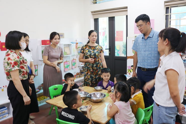 Đồng chí Phó Chủ tịch UBND xã Ngô Văn Hùng kiểm tra  đột xuất công tác tổ chức bữa ăn bán trú tại một số trường Mầm non, Tiểu học trên địa bàn xã- Ảnh 2.