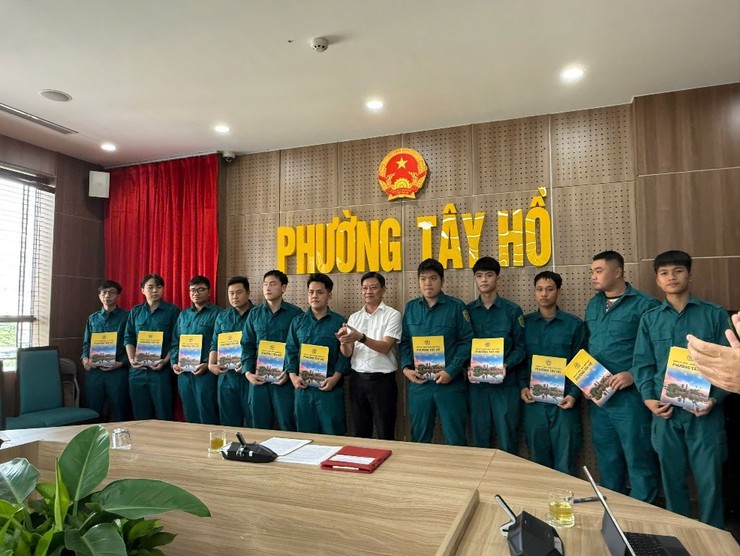 Phường Tây Hồ: Hội nghị trao Quyết định thôi thực hiện nghĩa vụ trước thời hạn tham gia Dân quân thường trực- Ảnh 2.