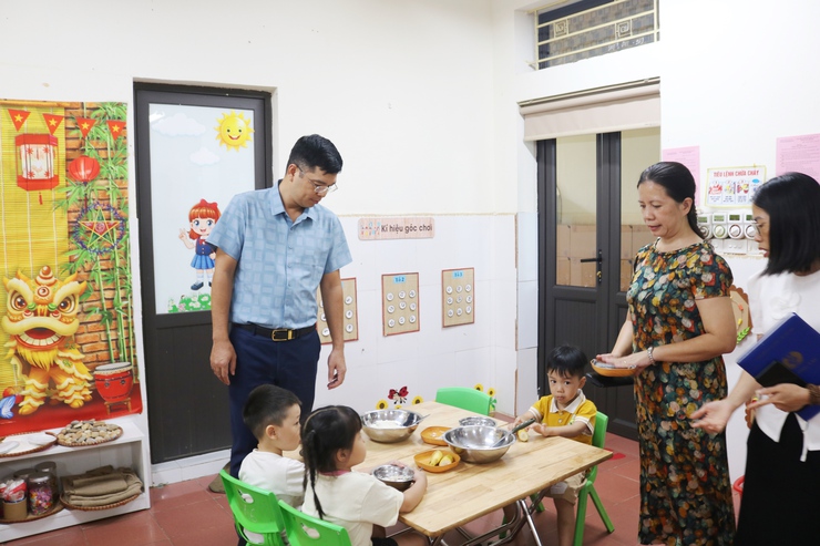 Đồng chí Phó Chủ tịch UBND xã Ngô Văn Hùng kiểm tra  đột xuất công tác tổ chức bữa ăn bán trú tại một số trường Mầm non, Tiểu học trên địa bàn xã- Ảnh 3.