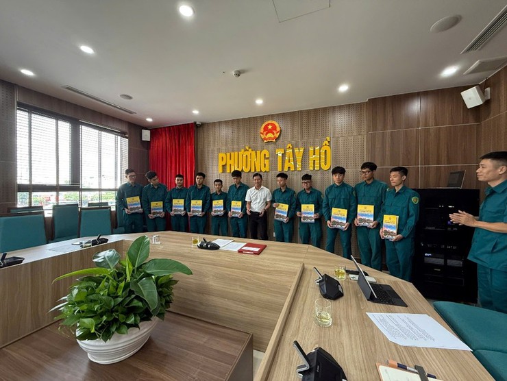Phường Tây Hồ: Hội nghị trao Quyết định thôi thực hiện nghĩa vụ trước thời hạn tham gia Dân quân thường trực- Ảnh 3.