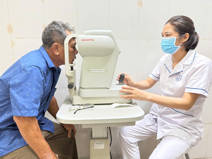 Người cao tuổi tự ý mua kính không thăm, khám, bác sĩ khuyến cáo nguy cơ gây hại cho mắt- Ảnh 1.
