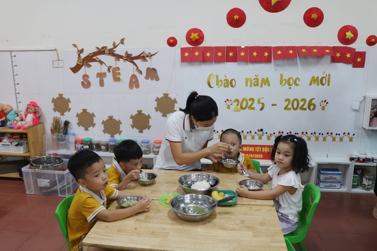 Đồng chí Phó Chủ tịch UBND xã Ngô Văn Hùng kiểm tra  đột xuất công tác tổ chức bữa ăn bán trú tại một số trường Mầm non, Tiểu học trên địa bàn xã- Ảnh 5.