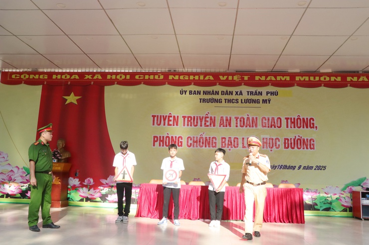 Trường THCS Lương Mỹ tổ chức tuyên truyền An toàn giao thông và phòng chống bạo lực học đường- Ảnh 4.