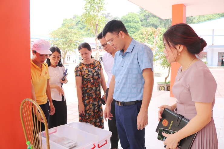 Đồng chí Phó Chủ tịch UBND xã Ngô Văn Hùng kiểm tra  đột xuất công tác tổ chức bữa ăn bán trú tại một số trường Mầm non, Tiểu học trên địa bàn xã- Ảnh 6.