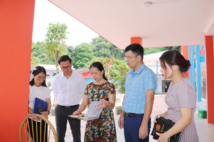 Đồng chí Phó Chủ tịch UBND xã Ngô Văn Hùng kiểm tra  đột xuất công tác tổ chức bữa ăn bán trú tại một số trường Mầm non, Tiểu học trên địa bàn xã- Ảnh 7.