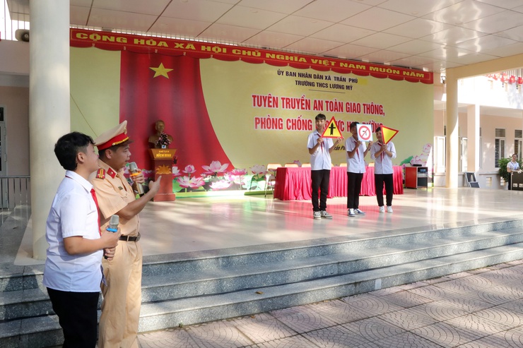 Trường THCS Lương Mỹ tổ chức tuyên truyền An toàn giao thông và phòng chống bạo lực học đường- Ảnh 5.