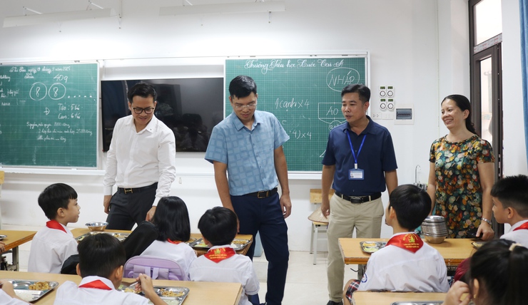 Đồng chí Phó Chủ tịch UBND xã Ngô Văn Hùng kiểm tra  đột xuất công tác tổ chức bữa ăn bán trú tại một số trường Mầm non, Tiểu học trên địa bàn xã- Ảnh 8.