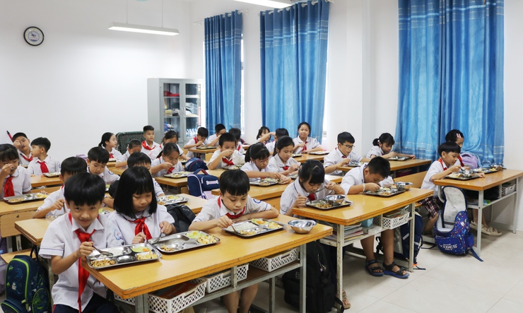 Đồng chí Phó Chủ tịch UBND xã Ngô Văn Hùng kiểm tra  đột xuất công tác tổ chức bữa ăn bán trú tại một số trường Mầm non, Tiểu học trên địa bàn xã- Ảnh 9.