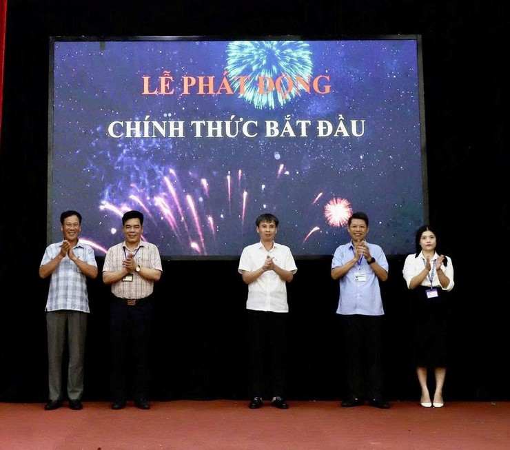Xã Hồng Vân triển khai hiệu quả Chiến dịch “45 ngày đêm ra quân hỗ trợ hoạt động chuyển đổi số” và phong trào “Bình dân học vụ số”.- Ảnh 2.