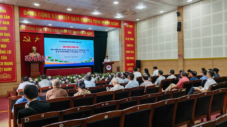 Hội nghị công bố điều chỉnh cục bộ quy hoạch chi tiết và phương án tuyến, vị trí tuyến kênh xả, tuyến đường, tỷ lệ 1/500 trên địa bàn phường Long Biên- Ảnh 1.