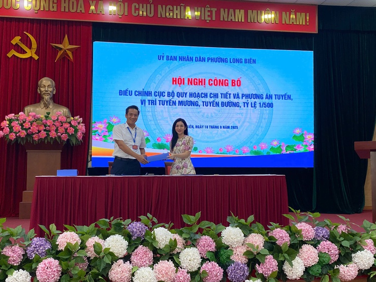 Hội nghị công bố điều chỉnh cục bộ quy hoạch chi tiết và phương án tuyến, vị trí tuyến kênh xả, tuyến đường, tỷ lệ 1/500 trên địa bàn phường Long Biên- Ảnh 2.