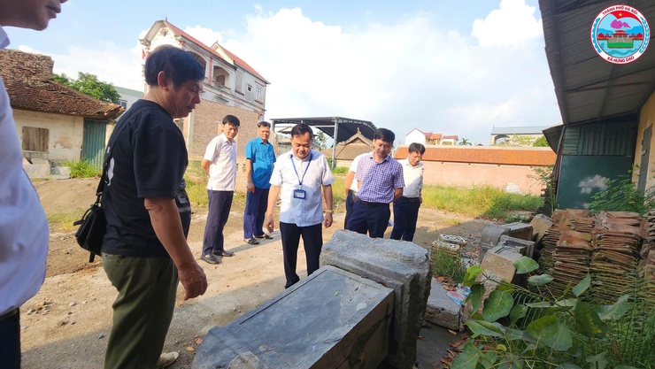 Chủ tịch UBND xã Hưng Đạo kiểm tra thực tế tại Văn chỉ làng Yên Nội- Ảnh 1.