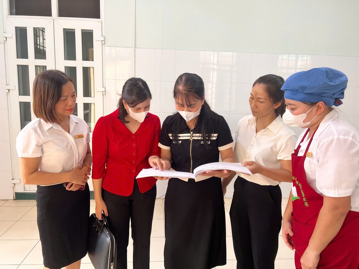 Xã Kiều Phú tổ chức kiểm tra đột xuất công tác đảm bảo ATTP tại 02 trường Mầm non Ngọc Mỹ A và MN Ngọc Mỹ B.- Ảnh 1.