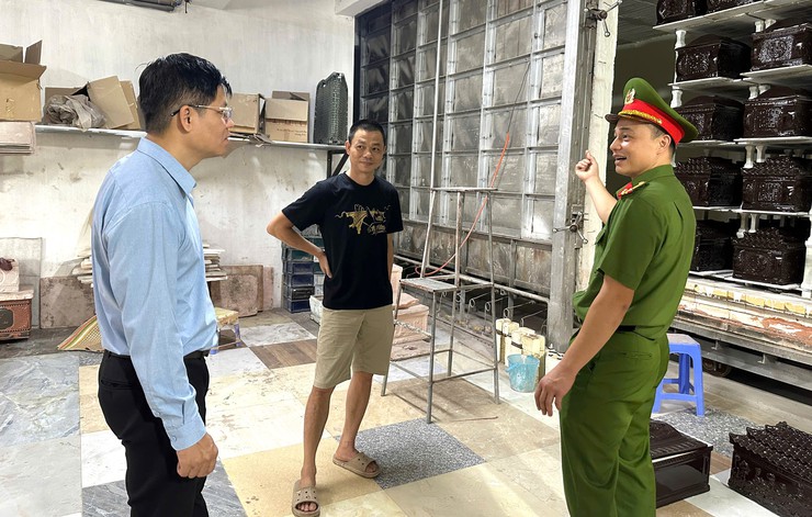 Phó Chủ tịch UBND xã Bát Tràng kiểm tra công tác an toàn cháy nổ tại các cơ sở sản xuất gốm sứ trên địa bàn- Ảnh 1.