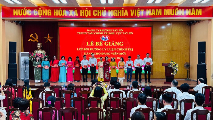 112 học viên hoàn thành lớp bồi dưỡng lý luận chính trị dành cho đảng viên mới- Ảnh 1.