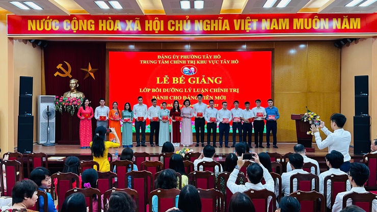 112 học viên hoàn thành lớp bồi dưỡng lý luận chính trị dành cho đảng viên mới- Ảnh 2.