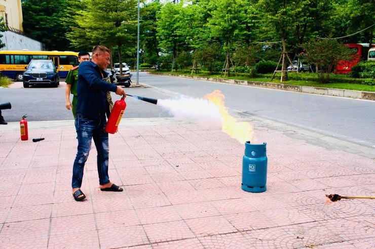 Hội nghị tuyên truyền, hướng dẫn an toàn PCCC & CNCH trên địa bàn phường Phú Thượng- Ảnh 4.