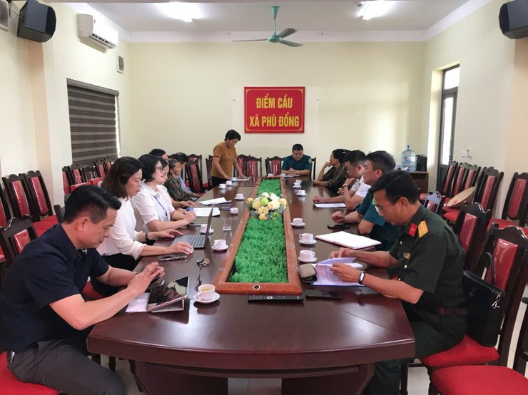 Trao tặng quà của Quân ủy Trung ương - Bộ Quốc phòng cho hộ gia đình có hoàn cảnh khó khan trên địa bàn xã Phù Đổng- Ảnh 1.