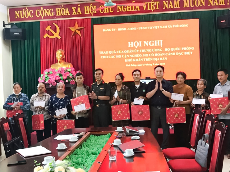 Trao tặng quà của Quân ủy Trung ương - Bộ Quốc phòng cho hộ gia đình có hoàn cảnh khó khan trên địa bàn xã Phù Đổng- Ảnh 2.