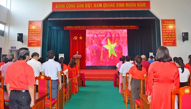 Phường Tùng Thiện tổ chức cho cán bộ, đảng viên và Nhân dân theo dõi trực tiếp Lễ diễu binh, diễu hành A80 qua màn hình Led- Ảnh 1.