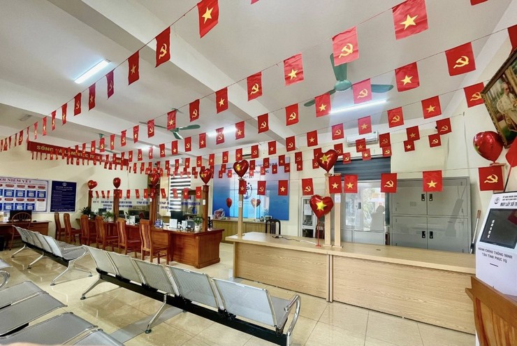 Rực rỡ cờ, hoa tại Điểm phục vụ hành chính công Bất Bạt kỷ niệm 80 năm Cách mạng Tháng Tám thành công và Lễ Quốc khánh 2/9- Ảnh 1.