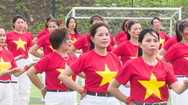 Phụ nữ xã Dương Hoà đồng diễn dân vũ chào mừng 80 năm Quốc khánh - Ảnh 10.