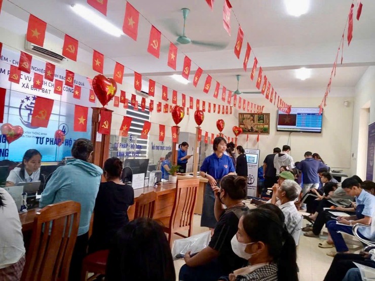 Rực rỡ cờ, hoa tại Điểm phục vụ hành chính công Bất Bạt kỷ niệm 80 năm Cách mạng Tháng Tám thành công và Lễ Quốc khánh 2/9- Ảnh 2.