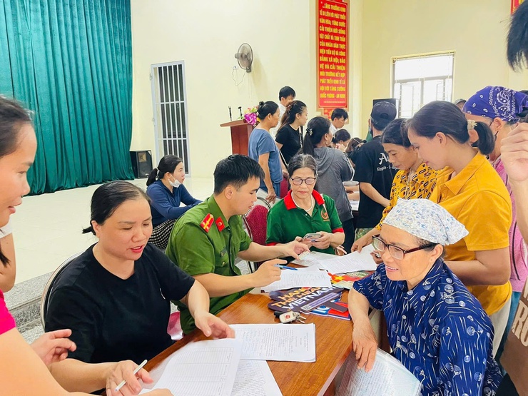 NHÂN DÂN XÃ YÊN BÀI PHẤN KHỞI NHẬN QUÀ TẾT ĐỘC LẬP- Ảnh 2.