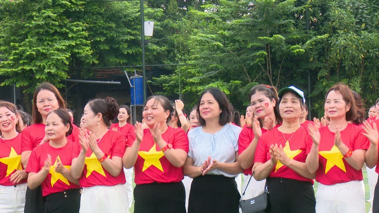 Phụ nữ xã Dương Hoà đồng diễn dân vũ chào mừng 80 năm Quốc khánh - Ảnh 2.