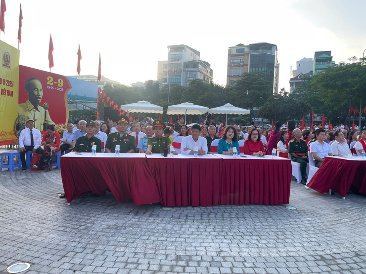Phường Ô Chợ Dừa : Lễ chào cờ, tiếp sóng trực tiếp Lễ Kỷ niệm, diễu binh, diễu hành Kỷ niệm 80 năm Quốc khánh 02/9- Ảnh 4.