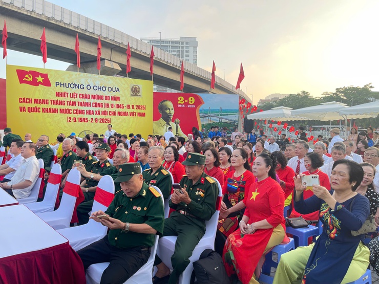 Phường Ô Chợ Dừa : Lễ chào cờ, tiếp sóng trực tiếp Lễ Kỷ niệm, diễu binh, diễu hành Kỷ niệm 80 năm Quốc khánh 02/9- Ảnh 6.